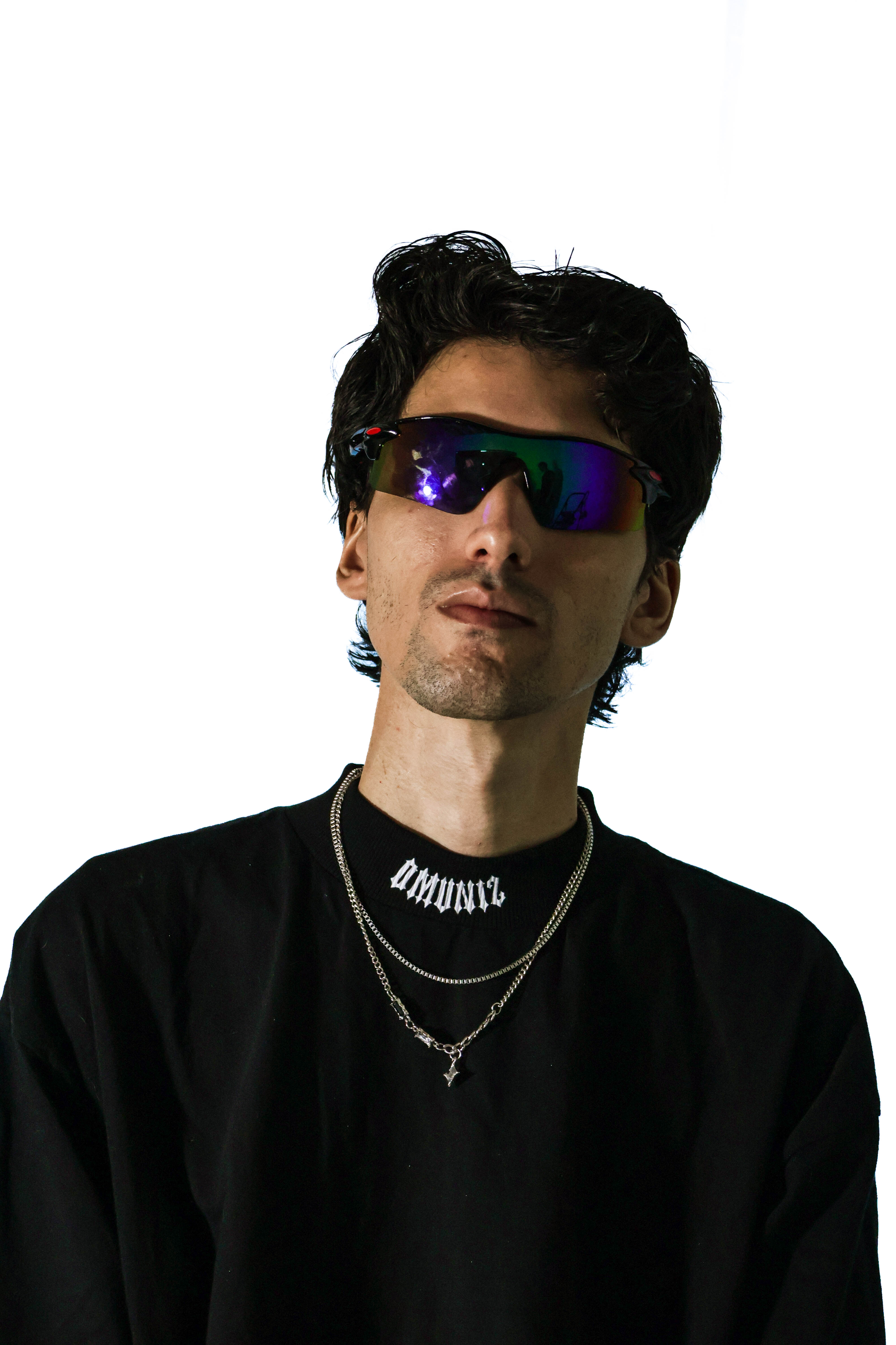 Øffrain em foto oficial do presskit com jaqueta escura